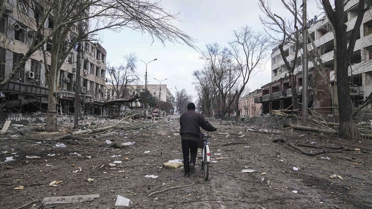 Kněz: Řekněte světu, že Mariupol je Armagedon